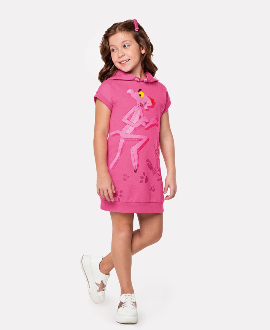 criança usando vestido da Pantera Cor-de-Rosa