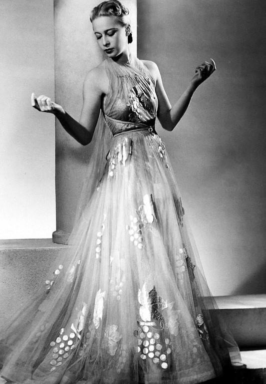 Modelo com um vestido de Madeleine Vionnet. 