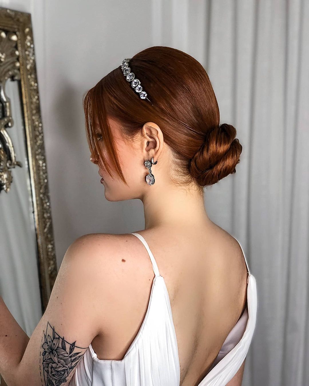cabelo preso com tiara penteado para casamento