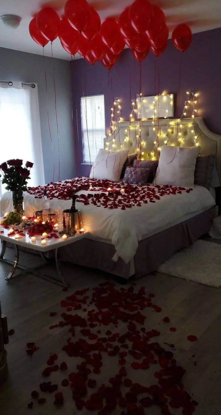 Iluminação com velas e luzes. Luzes na cabeceira da cama.