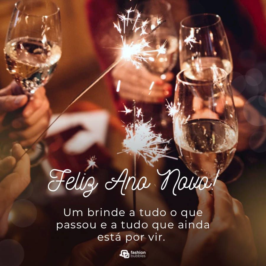 Foto de pessoas brindando no ano novo com a frase: Um brinde a tudo o que passou e a tudo que ainda está por vir. 