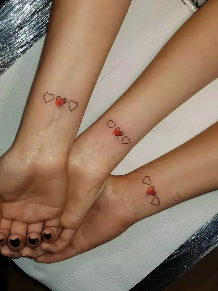 Opção de tatuagem de amigas