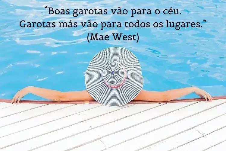 foto de mulher de chapéu na beira da piscina com frase sobre viajar