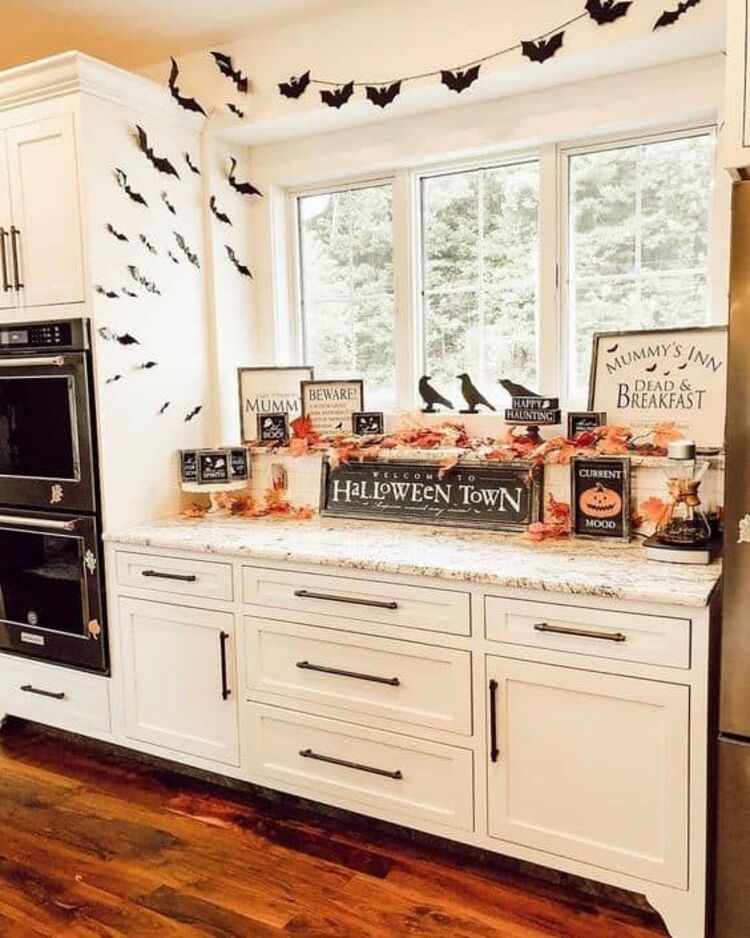 Cozinha com decoração simples de Halloween.