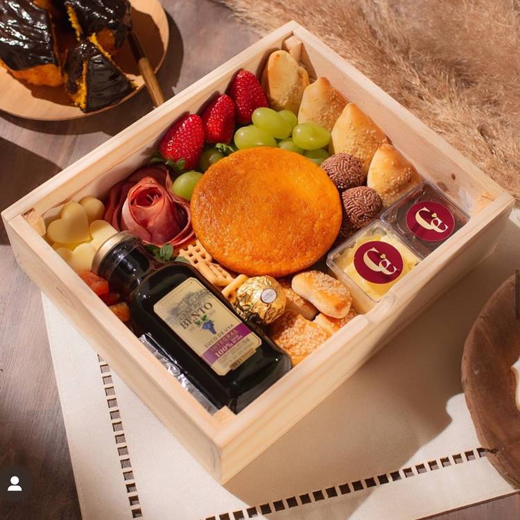 Cesta Dia das Mães, com bolo, salgados, frutas, brigadeiro, salame, suco de uva