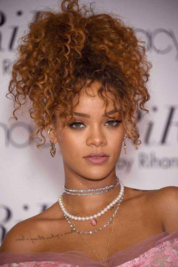 Rihanna usando cabelo ruivo em coque abacaxi