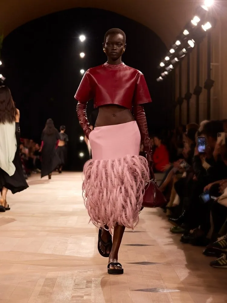 Foto de modelo no desfile da Balenciaga usando saia rosa claro, uma das tendências da Semana de Moda de Paris SS26