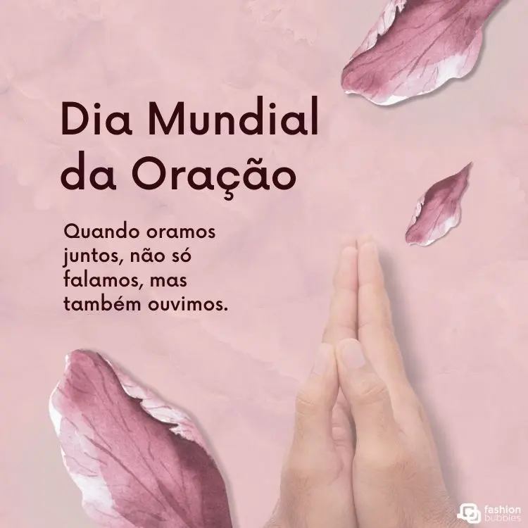 Mãos unidas em posição de oração sobre um fundo rosa claro com pétalas roxas dispersas. O texto “Dia Mundial da Oração” e a frase “Quando oramos juntos, não só falamos, mas também ouvimos” destacam a