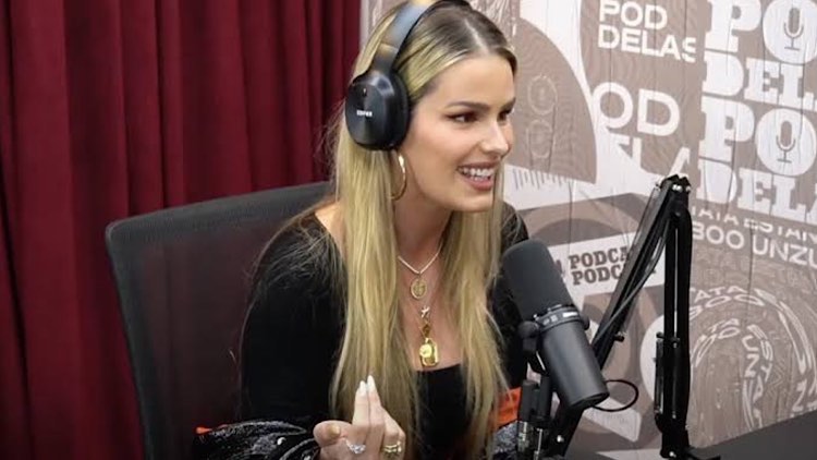 Yasmin Brunet sorrindo enquanto concede entrevista ao podcast