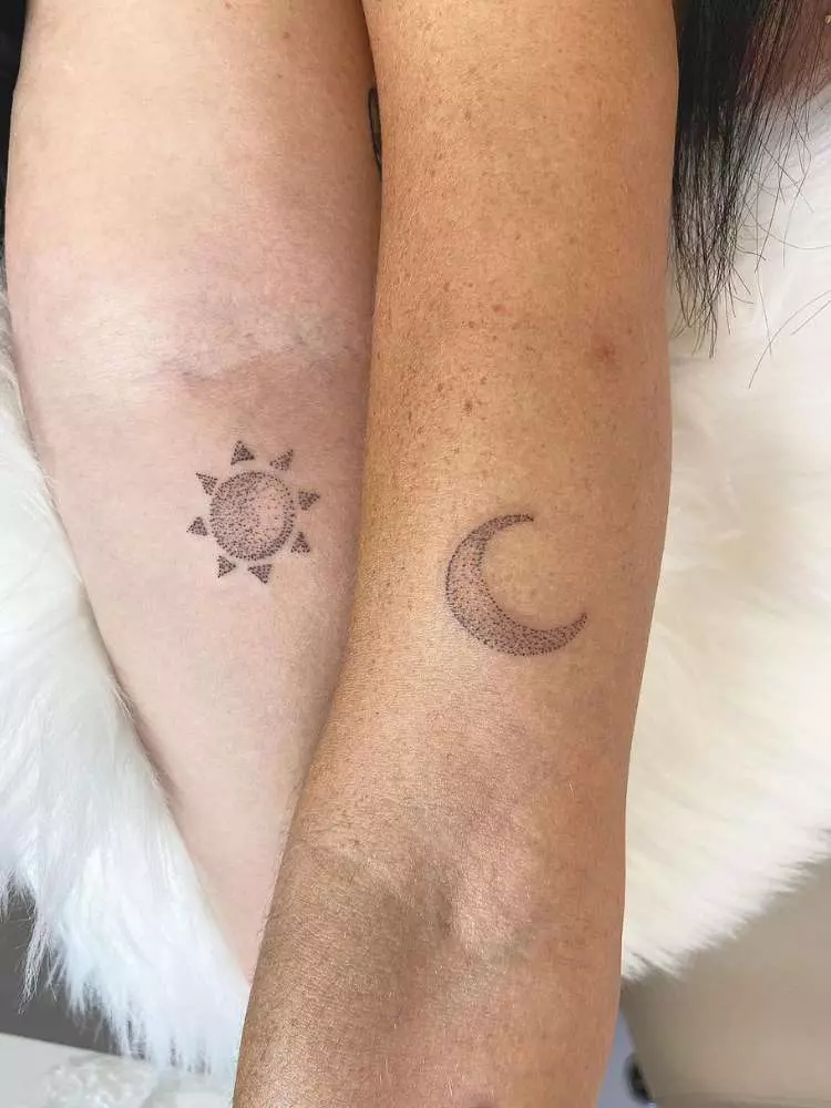 Opção de tatuagem de amigas