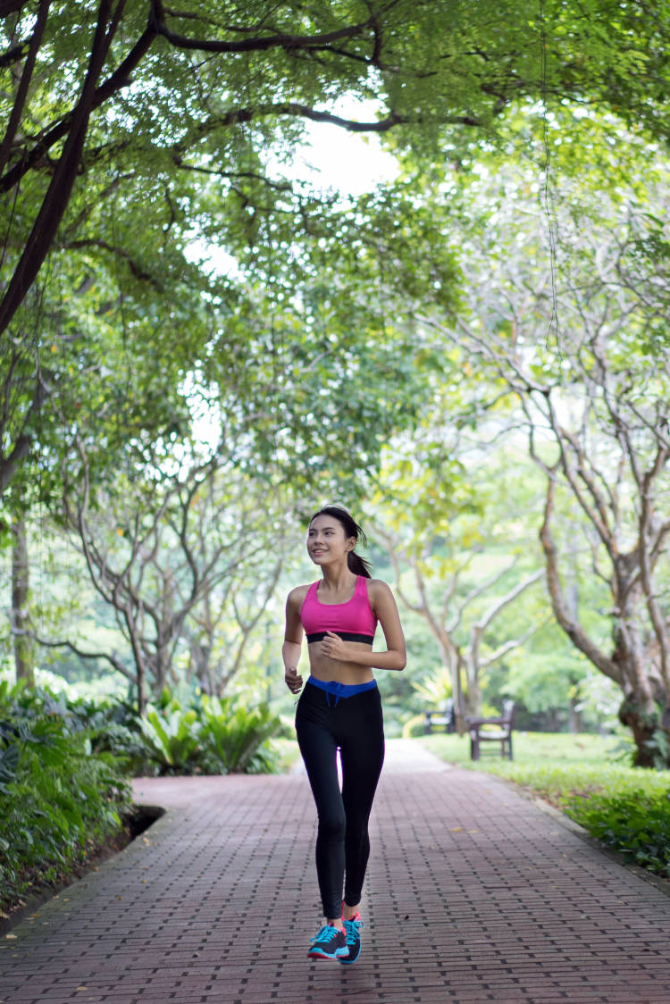 Mulher correndo no parque.