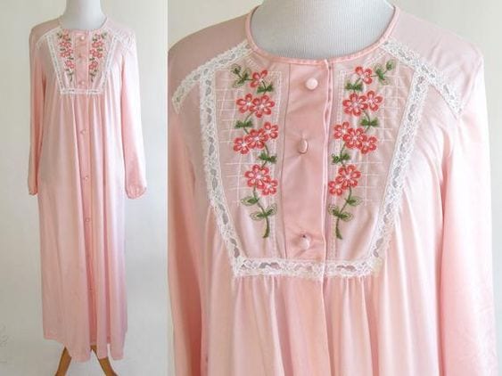 Duas fotos de camisola longa manga longa rosa com renda e bordados florais 