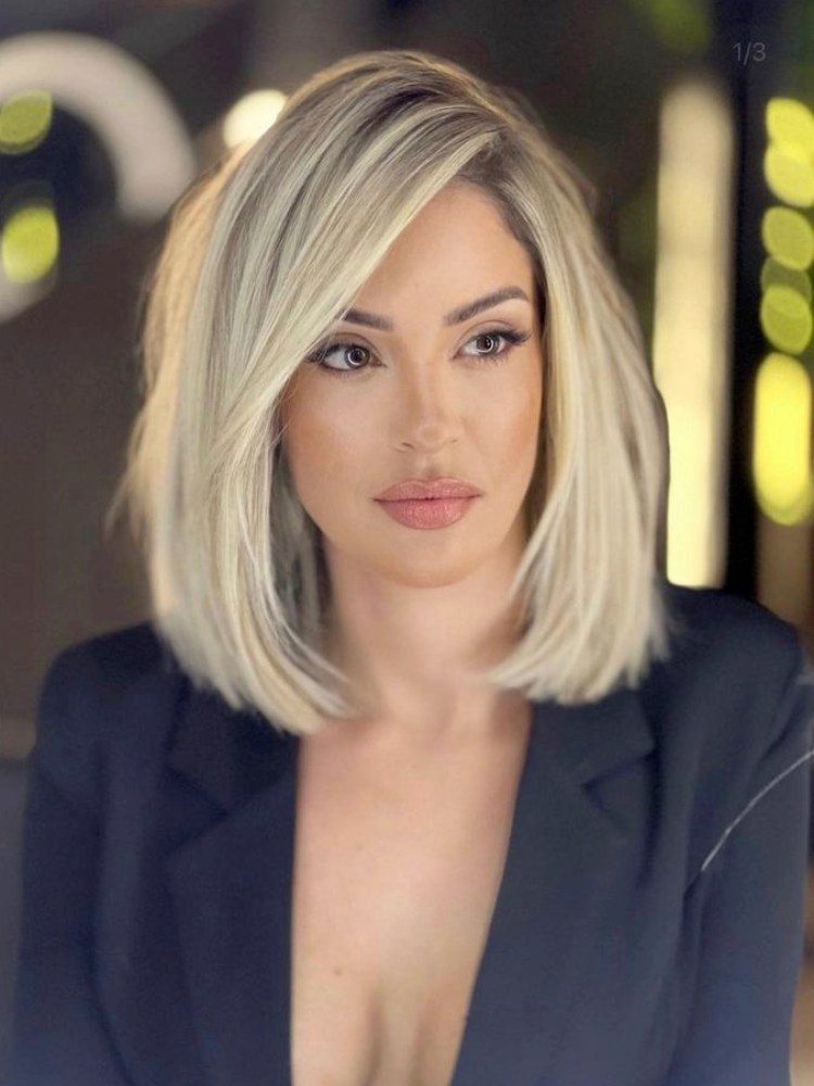 Mulher com cabelo loiro em chanel repicado