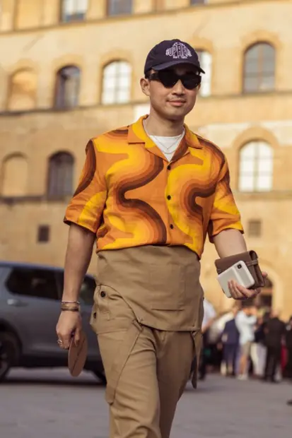 Homem com jardineira e camisa estampada