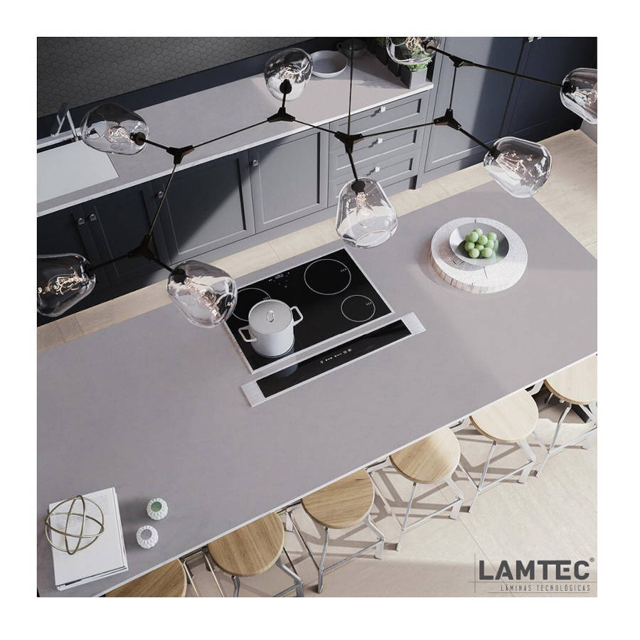 Cozinha americana com cooktop na ilha.