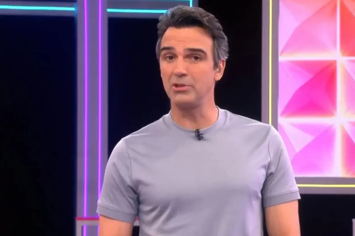 Apresentador do Big Brother Brasil em estúdio iluminado durante programa ao vivo