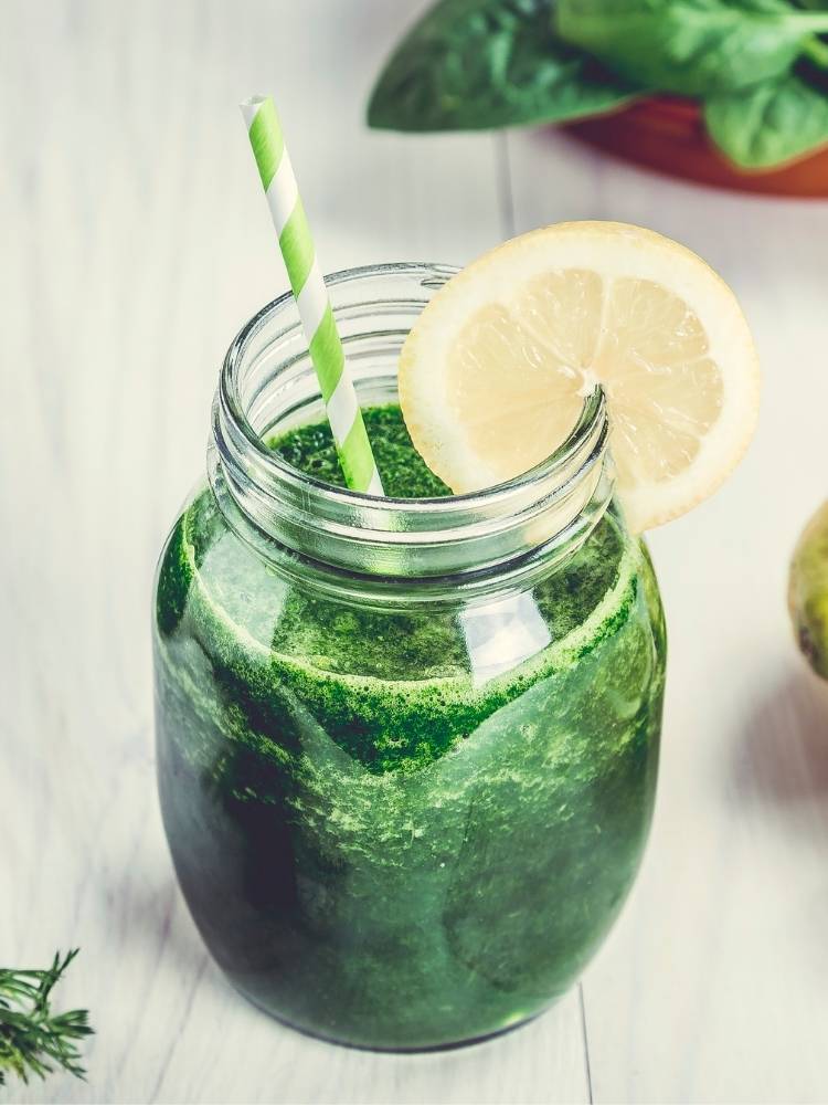 Sucos para crescer cabelo com folhas verdes. Suco de rúcula e couve.