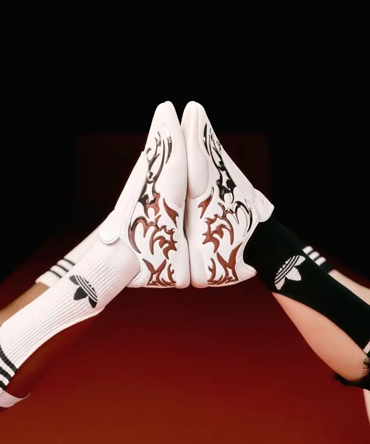 Dois pés de tênis Taekwondo Mei W, da collab entre adidas e Artemisi