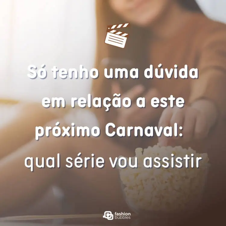 Foto desfocada de pessoa de pele clara pegando uma pipoca de tigela transparente e frase: Só tenho uma dúvida em relação a este próximo Carnaval: qual série vou assistir.