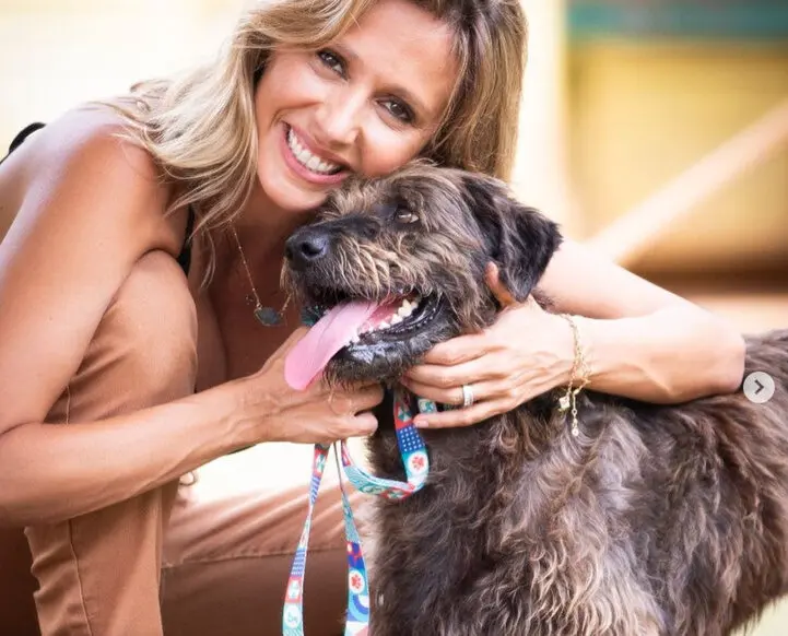Na foto, aparece Luisa Mell segurando um cachorro.