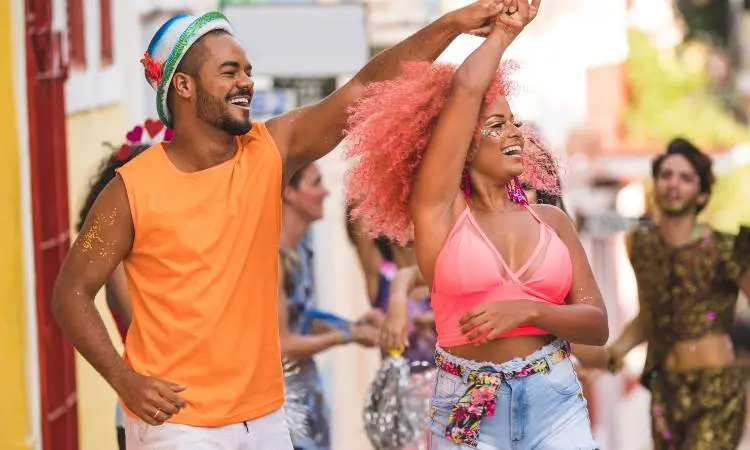 Casal curtindo o carnaval sem preocupação com o corpo feminino.