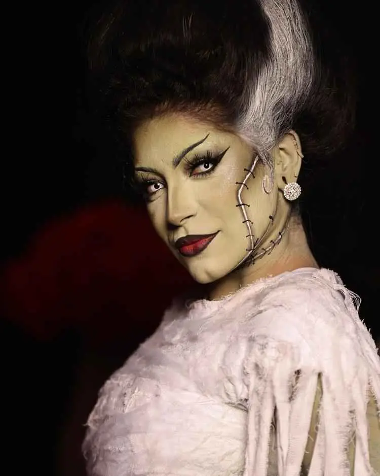 Pessoa fantasiada de frankenstein, com simulação de cortes costurados e rosto verde