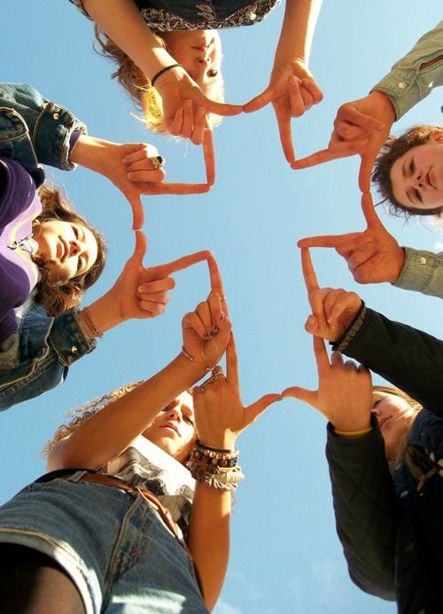 agora foto tumblr amigas fazendo cruz cim as mãos