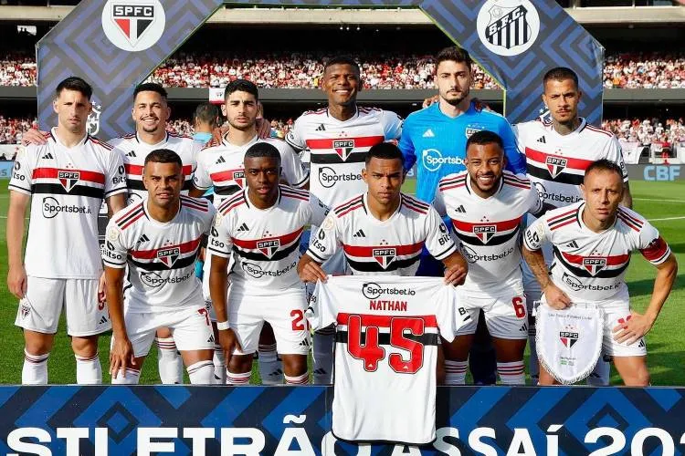 Elenco do São Paulo tirando a foto oficial do Brasileirão no jogo contra o Santos no Morumbi. 