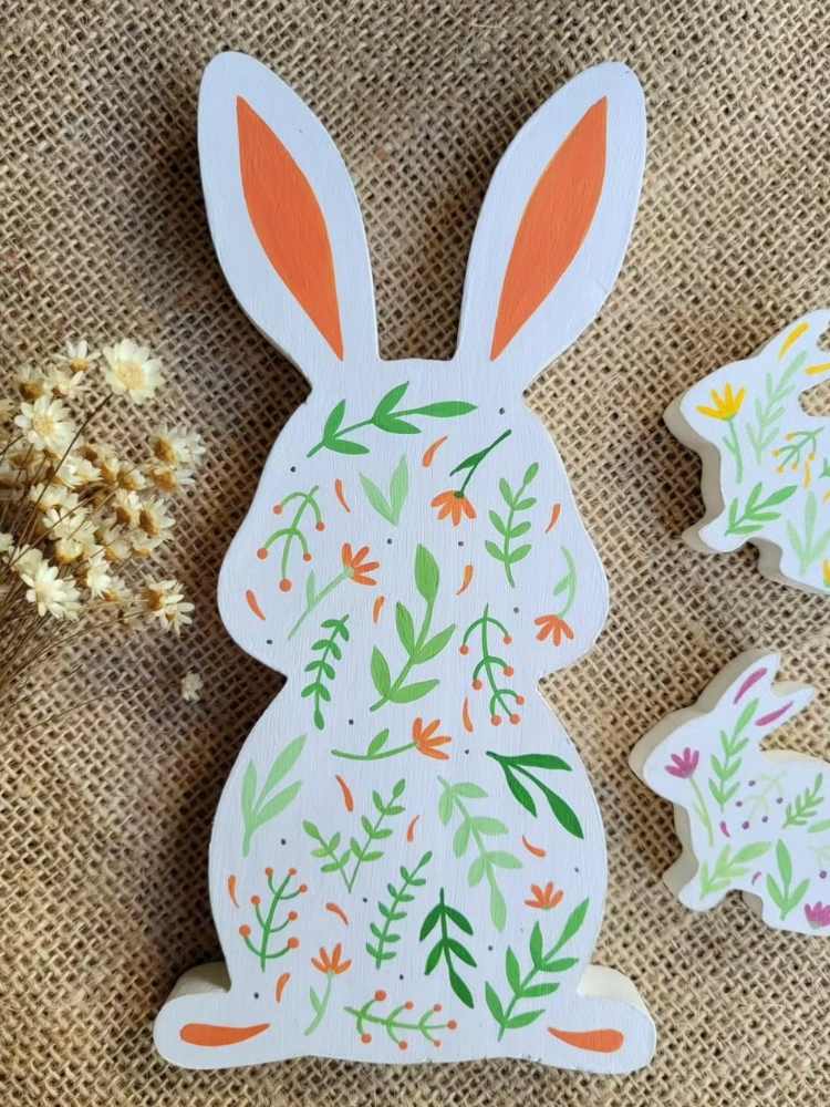 Forma de coelho em madeira pintado de branco, verde e laranja