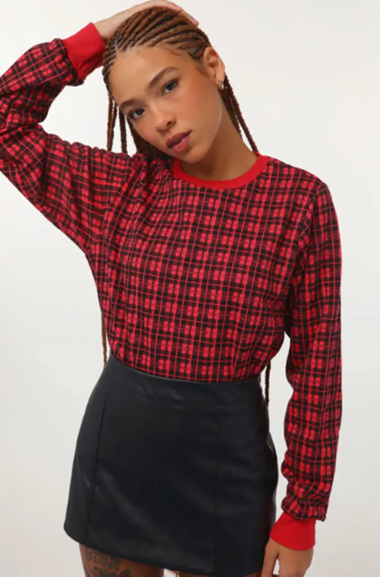 Menina usando blusa moletom  xadrez vermelha e preta + saia de couro