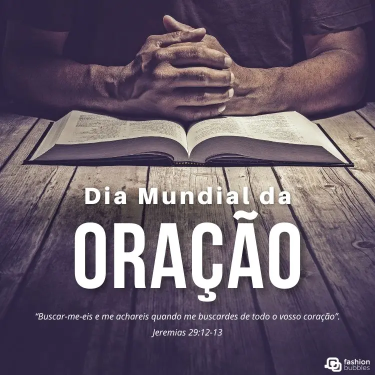 Homem com as mãos unidas em oração, apoiadas sobre uma mesa de madeira rústica, em frente a uma Bíblia aberta. A imagem destaca a frase “Dia Mundial da Oração” e a citação de Jeremias 29:12-13.