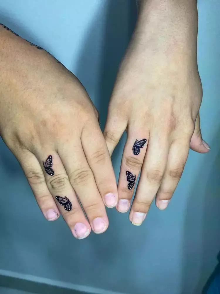 Opção de tatuagem de amigas