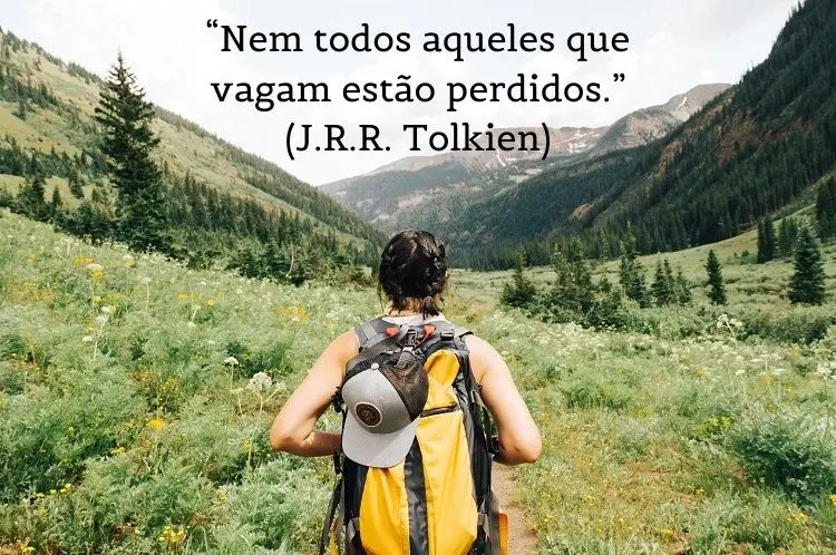frases de viagem sobre foto de mulher com mochila