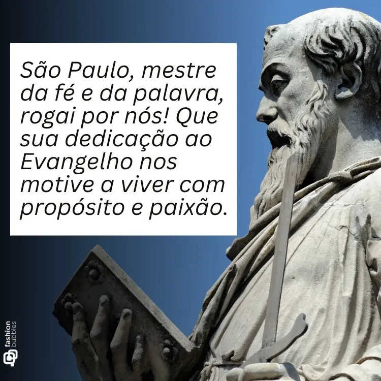 Um close-up de uma estátua de Paulo Apóstolo segurando um livro e uma espada acompanha um texto em português. O texto pede sua intercessão como "mestre da fé e da palavra".