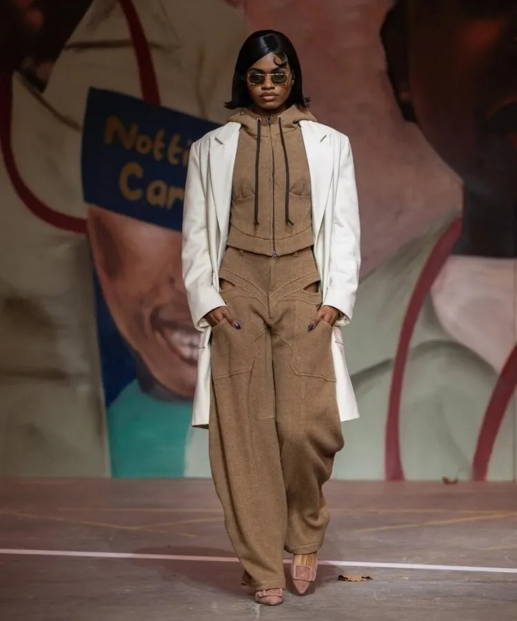 Foto de modelo usando look com conjunto esportivo repaginado, uma das tendências da London Fashion Week Outono Inverno 2026