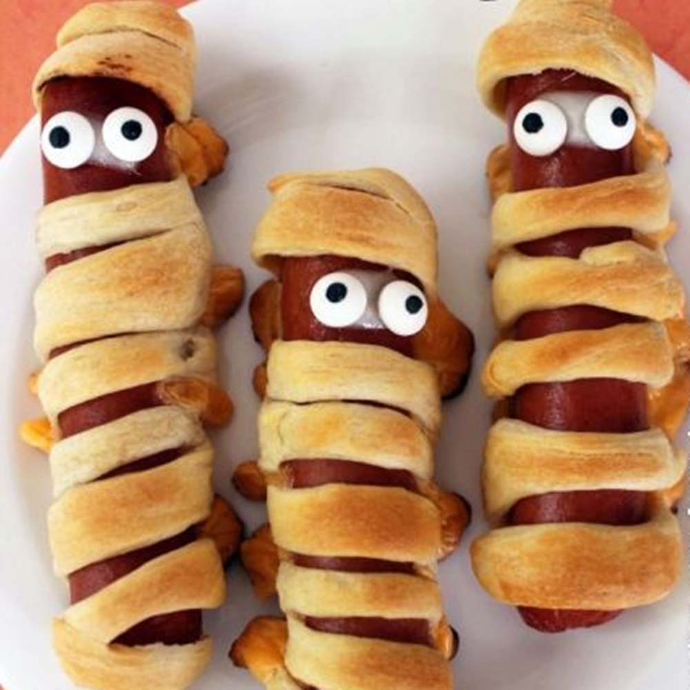 Comidas de Halloween, enroladinho de salsicha - Halloween em casa. Enroladinho de salsicha assustador - Halloween em casa.