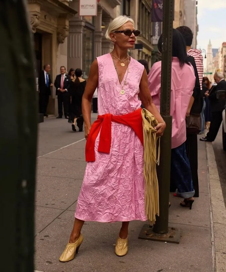 Foto de influencer usando look rosa-claro e vermelho cereja, cores do Outono Inverno 2026