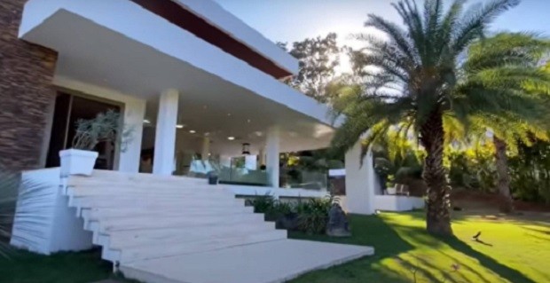 Mansão de Maiara e Maraisa está à venda por R$7 milhões 
