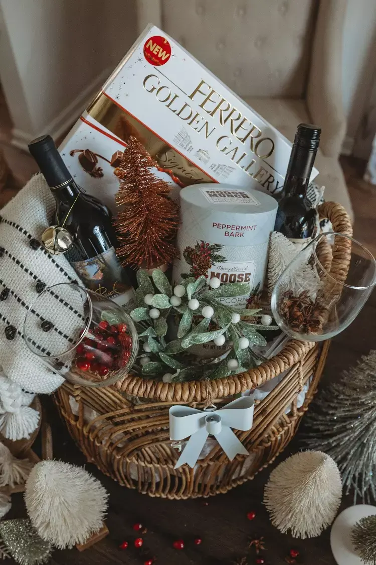 cesta de Natal com vinho, chocolate e taças 