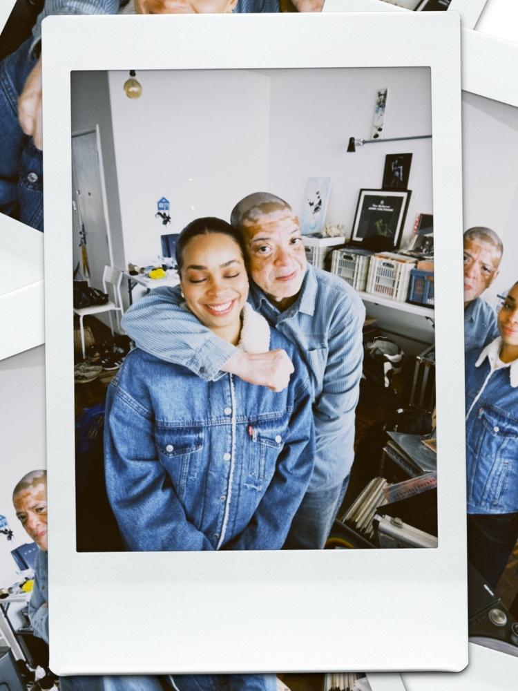 Foto do rapper KL Jay e sua filha Hanifah usando looks Levi's