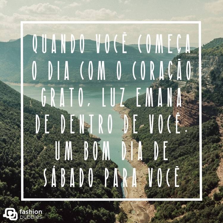 Foto de montanhas e mar com frase "Quando você começa o dia com o coração grato, luz emana de dentro de você. Um bom dia de sábado para você!"