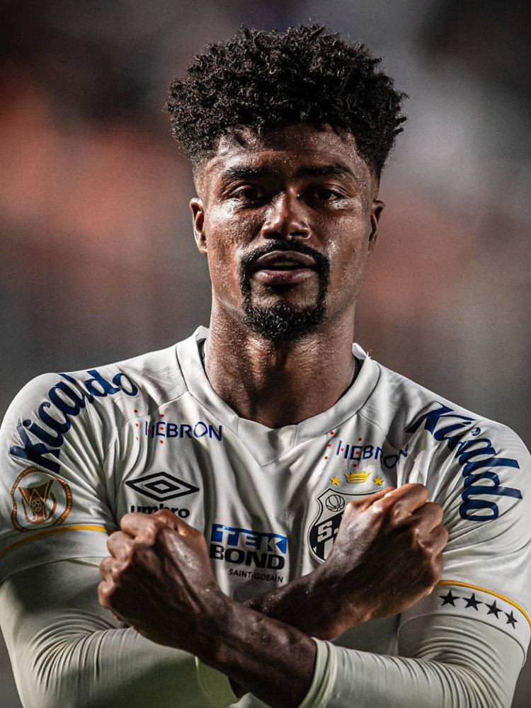 Jogador Eduardo Bauermann de punhos cruzados usando camisa do Santos 