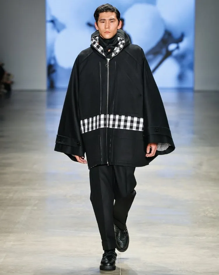 Foto de modelo usando look preto com detalhe xadrez no desfile de Sou de Algodão durante o SPFW N60