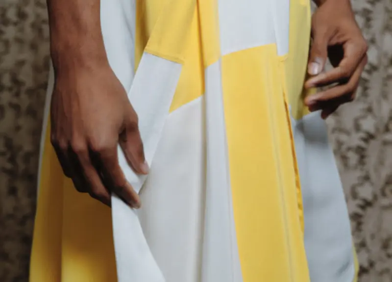 Detalhe de recorte xadrez amarelo e brando SPFW