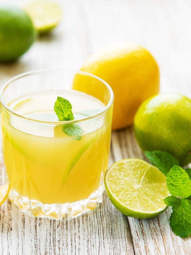 Suco de limão. Sucos para crescer cabelo com fruta cítrica.