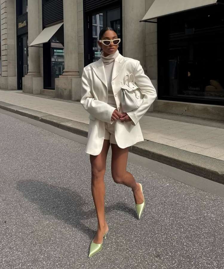 Foto de mulher usando blazer oversized na cor do ano de 2026 da Pantone com scarpin verde