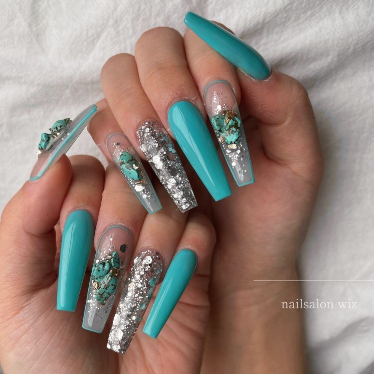 Unhas bailarina longas em azul e glitter prata encapsulado