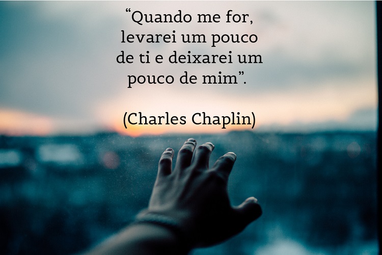 Foto de mão tocando janela e frase: Quando me for, levarei um pouco de ti e deixarei um pouco de mim”. (Charles Chaplin)