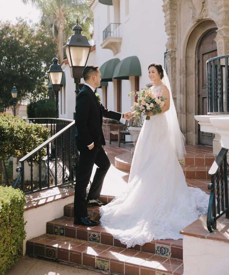 Noivos em boutique no mini wedding