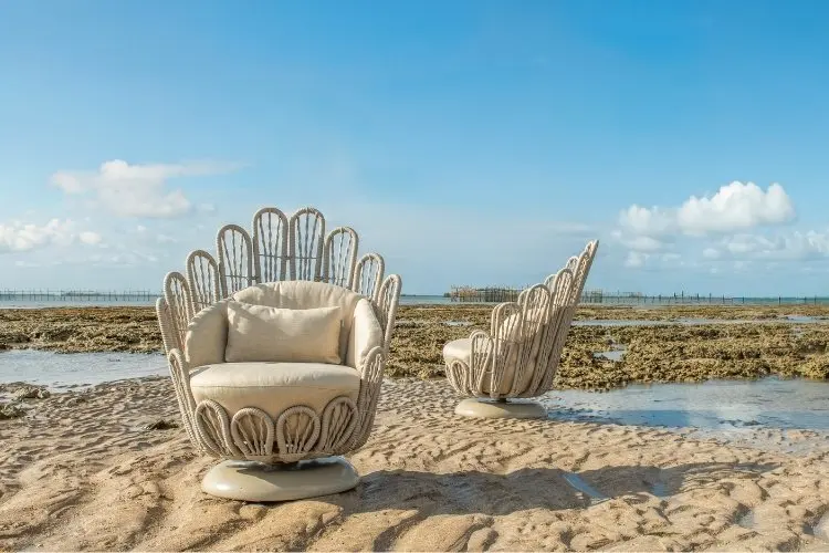 Foto de duas cadeiras Pérola na praia